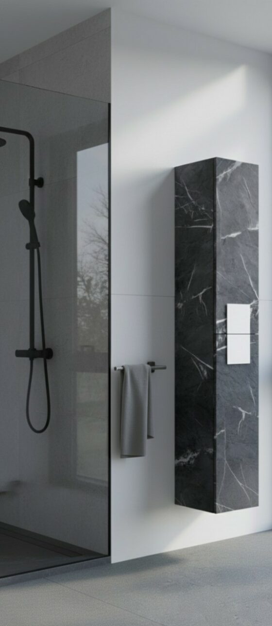 Columna de baño auxiliar con puertas y estantes internos.