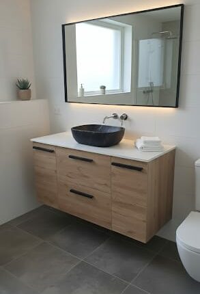 Mueble de baño de con cajones y puertas