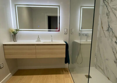 Mueble de módulos Vera 70 x 46 con encimera del cliente y espejo retroiluminado modelo Ada