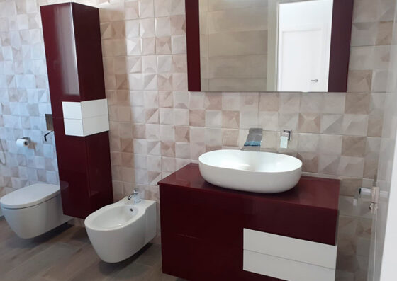 Mueble de Baño Soria color burdeos con lavabo sobre encimera.