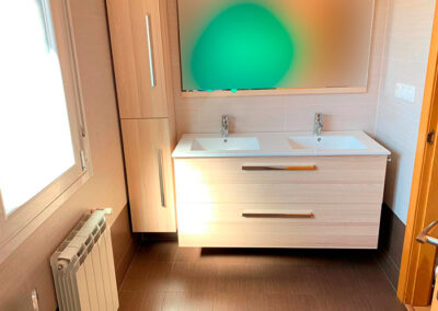 Mueble de baño modelo Plus color roble de 120 x 46 doble seno lavabo cerámica, columna de baño 160 x30 x 27