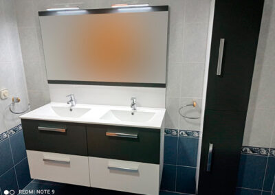 Mueble de Baño modelo Cien de 120 doble seno cuatro cajones, combinado con columna de 160 x x30 x 27 color gris mate/blanco