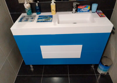 Mueble de baño a Medida, modelo cuadra color azul mediterráneo, lavabo del cliente