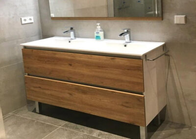 Mueble de baño doble seno 120 x 46 modelo Málaga blanco / frentes olivo con patas de aluminio 20cm y toallero