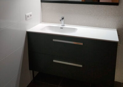 Mueble de baño modelo Plus de 120 x 46 lavabo desplazado izquierda patas de aluminio