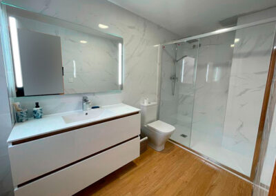Mueble de baño moderno Málaga de 120 x 46 lavabo centrado cerámica