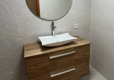 Mueble de Baño modelo Plus con tapa encimera olivo y lavabo sobre puesto
