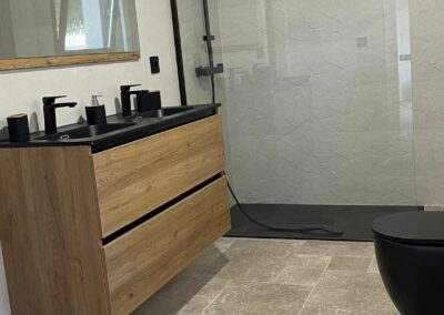 Mueble para baño modelo Málaga con lavabo doble seno negro color olivo traba en negro