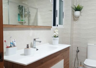 Mueble de baño modelo cuadra color madera olivo